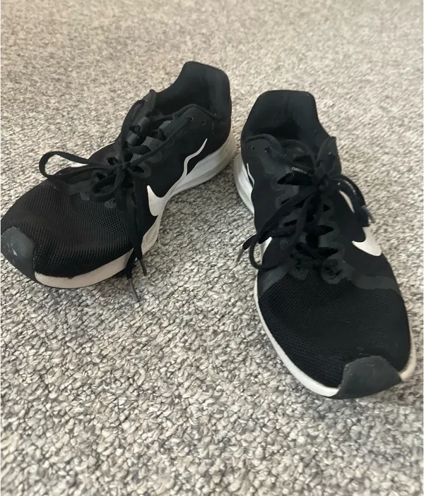 Nike Black and White Athletic Shoes - Image 2