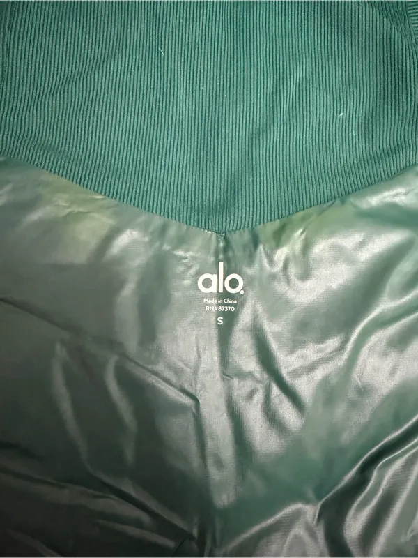NWOT Alo Yoga Altitude Down Puffer Vest size S - Image 5