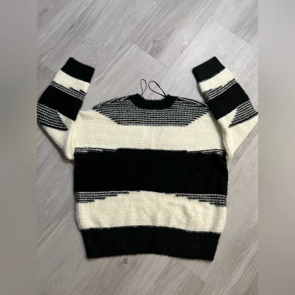 NWOT Knox‎ Rose Fuzzy Black and White Sweater - Image 9