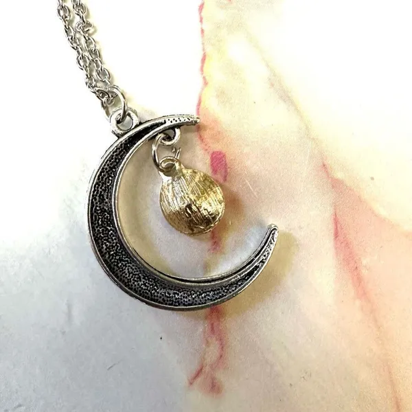 Moon charm pendant necklace - Image 4