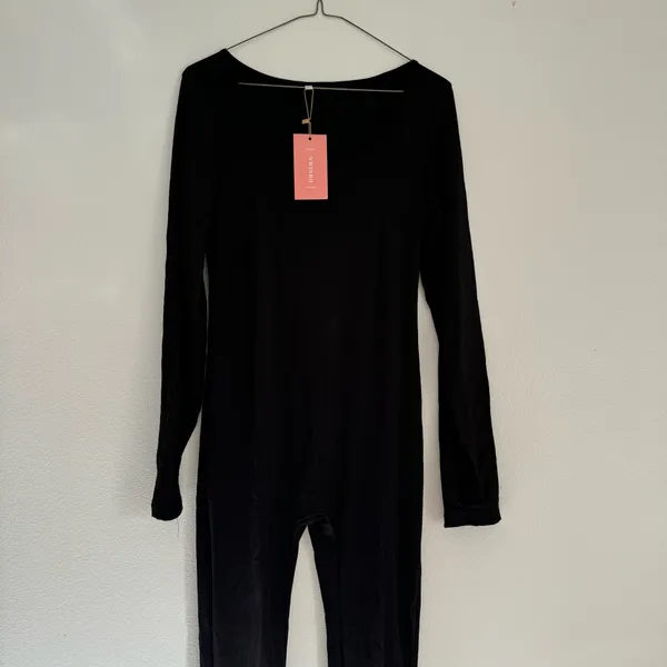 NWT Black stretchy jumpsuit in size large with thumb holes - Image 3