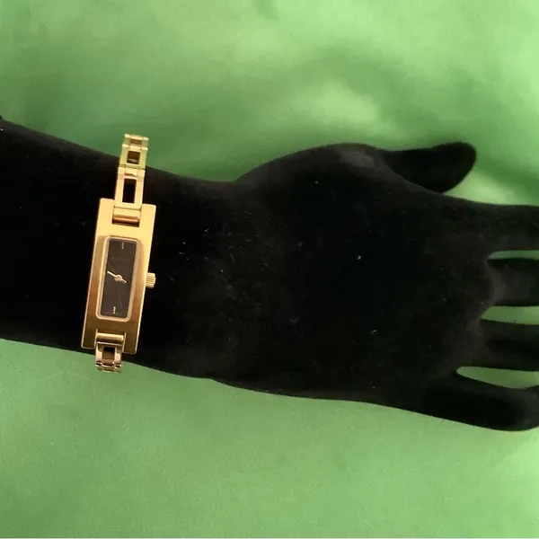 Ladies GUCCI dressy GOLD TONE Watch🔥🔥 - Image 2