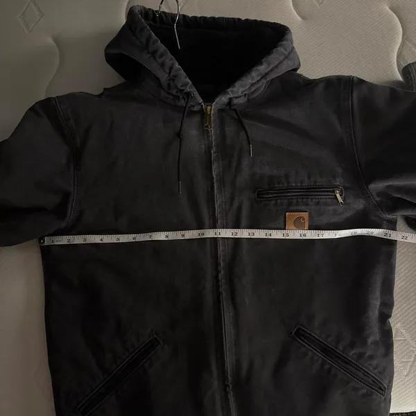 vintage 2000's faded black/ charcoal grey carhartt hooded jacket J141. Size S - Image 7