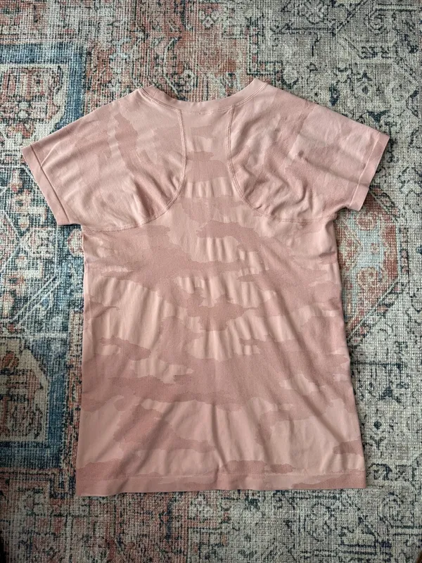 ATHLETA Momentum Seamless Camo Tee in Blush Pink Camo Estimated Size Medium - Image 4