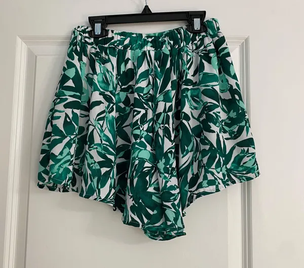 Vestique Floral Green Shorts - Image 5