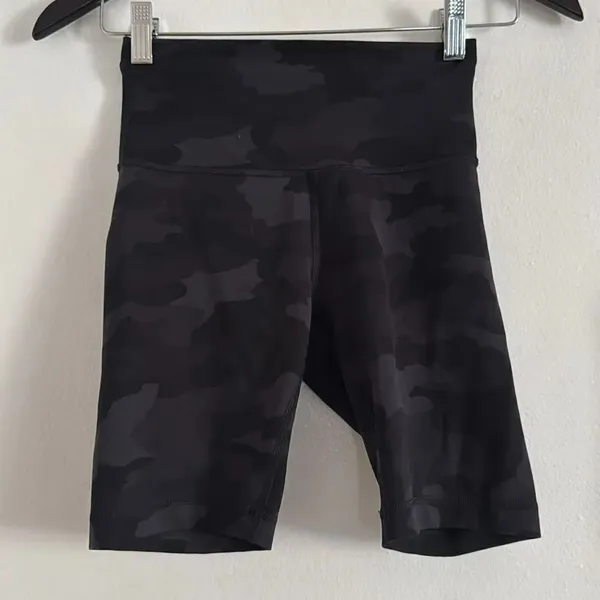 Lululemon heritage camo super high rise align short EUC - Image 2