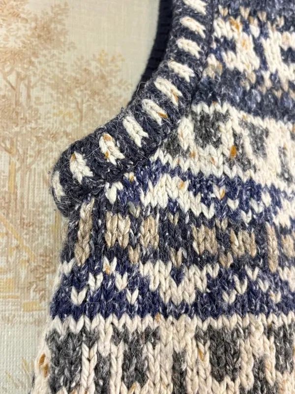 Vintage 90s St. John's Bay Blue White Fair Isle Wool Zip Sweater Vest L - Image 4