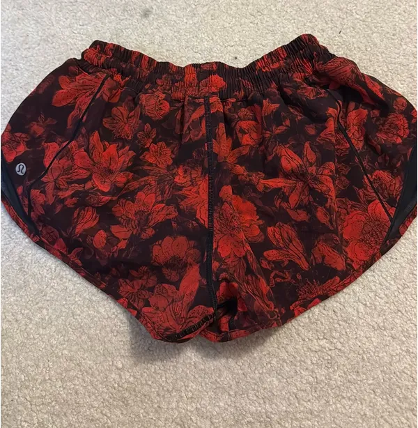 Lululemon Shorts Hotty Hot 2.5" Low-Rise - Image 2