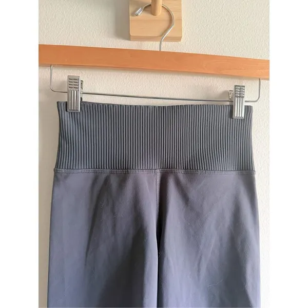 Vuori Ribbed High Waist Grey Biker Shorts Size XS - Image 3
