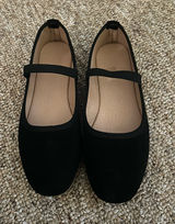 flats with a strap Photo 0