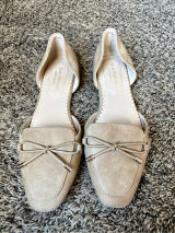 Isaac Mizrahi Womens Shoes Flats Beige tan suede Mules bow size 7.5 Photo 0
