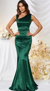 One shoulder, emerald green satin maxi dress Photo 0