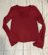 Buckle Women's long sleeve knit Women's long sleeve knit top with criss-cross neckline Photo 0