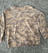 Women’s Lululemon camo crewneck Photo 0