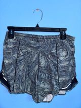 Lululemon Hotty Hot 4" Photo 0