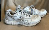 New balance, white lace up tennis shoe size 9 1/2 Photo 0