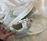 Sneakers Photo 0