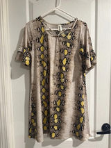 Women’s size medium boutique dress Photo 0