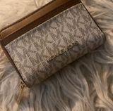 Michael Kors Wallet Photo 0