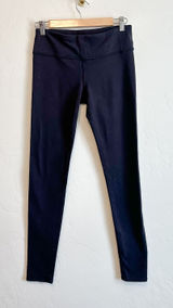 Alo Yoga | Athletic Mid Rise Athletic Leggings in Black Photo 0