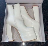 PERFECT CONDITION WHITE LEATHER BOOTIES Size 7 Photo 0