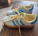 Blue and yellow platform adidas gazelle  Photo 0