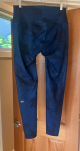 Alo Yoga Air Brush Blue Camouflage Capri Leggings XS Gym Running‎ Yoga Photo 0