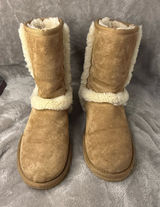 Classic Shearling-Lined Women’s Winter Boots in Tan size 8 Photo 0