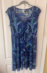 Profile by Gottex women’s dress/cover-up in a beautiful blue agate-inspired print. Features a flattering twist-front bodice, cap sleeves, and a comfortable stretch fabric. Perfect for beach vacations, cruises, poolside wear, or casual resort styling. Size Medium. Excellent pre-owned condition with no noted flaws. Photo 0
