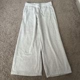 gray wide leg sweatpants with drawstring and pockets Photo 0