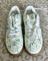 Floral White & Blue Lace-Up Sneakers Photo 0