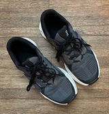 On Cloud Running Shoes Photo 0
