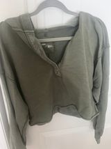 Sweater / Sweatshirt Photo 0