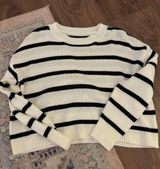 White and black sweater Photo 0