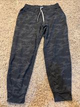 Vuori Performance Jogger Size Small in Black Camo Photo 0