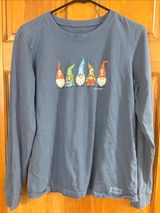 Life is good women’s crusher peace long sleeve shirt medium. Photo 0