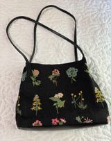 Women’s black floral embroidered bag Photo 0