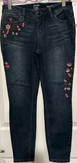 Crown & Ivy Petite Skinny Blue Jeans w/Floral‎ Pink Embroidered Design Size 6PR Photo 0