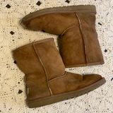 Women’s UGG short classic boots size 6 chestnut tan light brown Good condition Photo 0