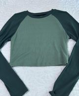 Cropped long sleeve green color block top Photo 0