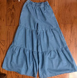 SHEIN high rise/ wide leg Flare light wash tiered denim jeans- Size 27***Med. high rise/ wide leg Flare light-wash tiered denim pants featuring a comfortable elastic waistband and a voluminous, multi-tiered design jeans- Size 27***Med - refer to measurements. gently warn& are in excellent condition. measurements approximately 11” waste x 39.5” long x 11” rise. Non smoking home. priced to sell at as is condition. Don’t like my price, make reasonable offer! And thank you for checking my closet. Photo 0