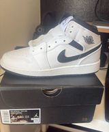 Air Jordan 1 Mid GS Photo 0