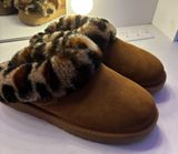 UGG Slippers Women’s 8 Photo 0