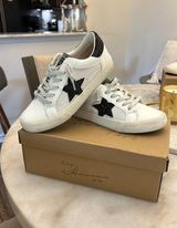 Sneakers Photo 0