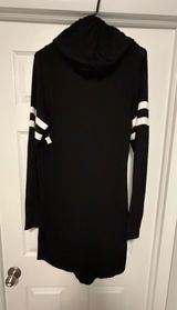 Casual hooded long-sleeve dress with sporty white stripe accents on the sleeves. Lightweight, soft fabric for comfortable everyday wear. Simple pull-on design with a relaxed, flattering fit. No Boundaries Black Hooded Long-Sleeve Dress dz XL White Sleeve Stripes new with size 15-17 Photo 0