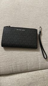 Michael Kors Wristlet Photo 0
