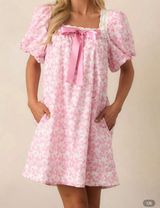 pink and white dress Photo 0