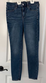 American Eagle medium blue skinny jeans Photo 0