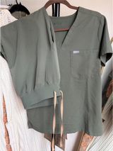 FIGS Scrubs Set Photo 0
