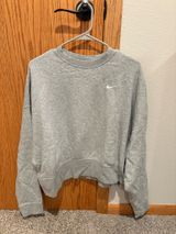 Women’s Nike Cropped Sweatshirt Photo 0